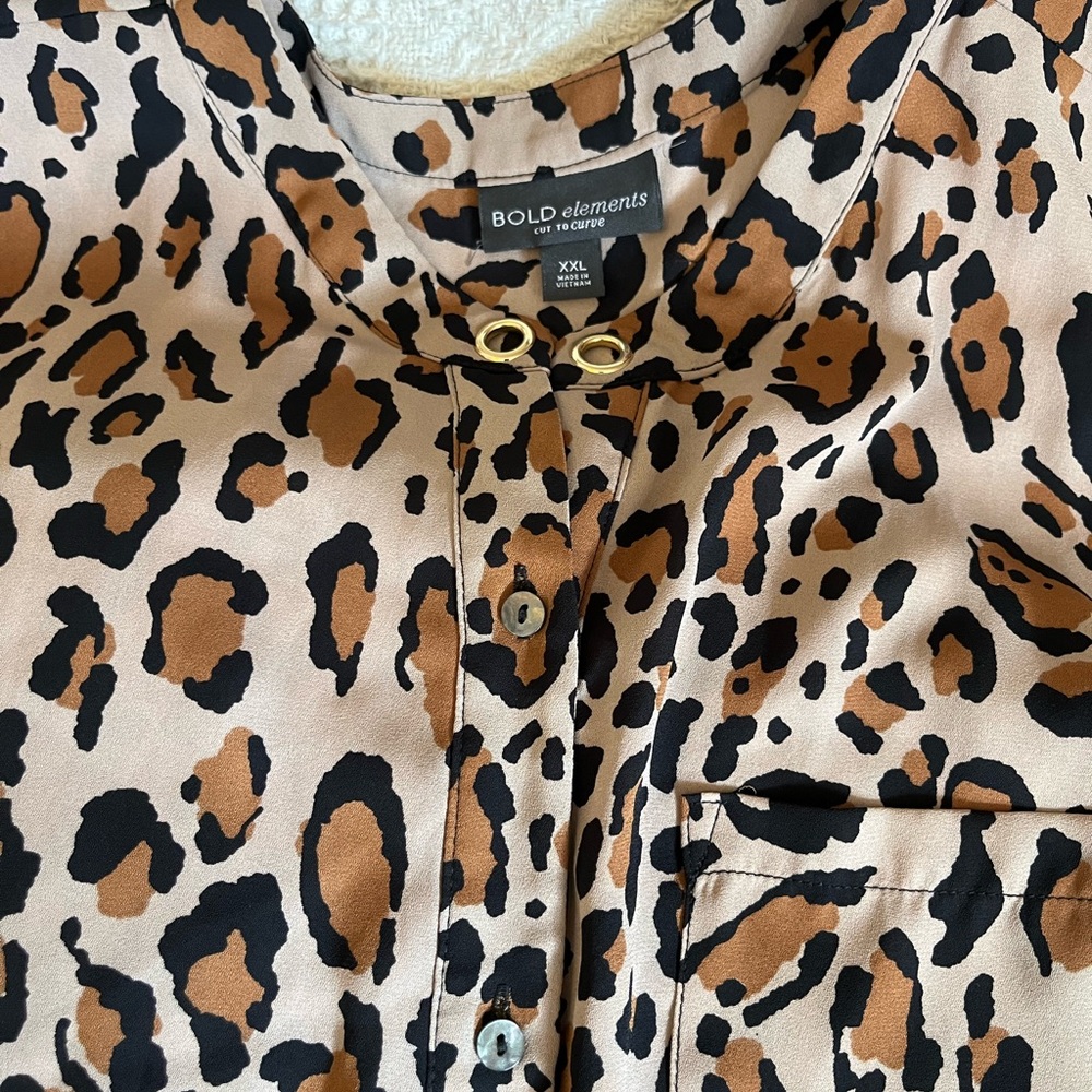 Bold Elements Cut to Curve XXL sleeveless shirt. Leopard print. Button up. Cute!